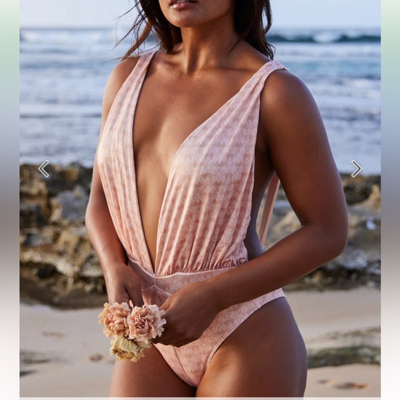 Coming in Haht Leghahcy one piece WITH POCKETS - Picture 2 of 10